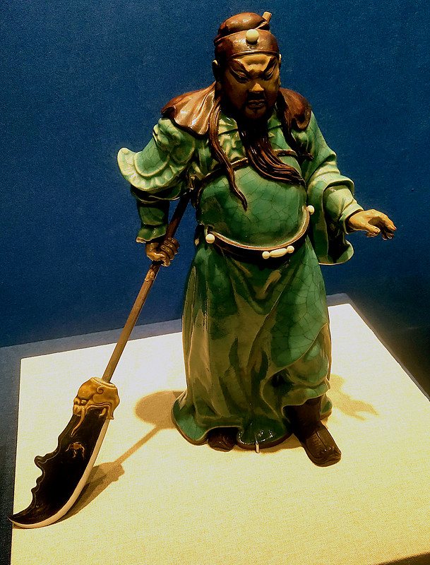 为什么关羽能成武圣，真不是单靠能打。
历史上比他能打的名将一抓一大把，白起、韩信、霍去病哪一个不是战功彪炳，甚至单论军事能力，关羽都排不到最顶尖，最后还落得败走麦城身首异处的结局。
但他最特殊的点，是把“忠”和“义”刻进了骨子里。曹操送美女、赠金银、封汉
