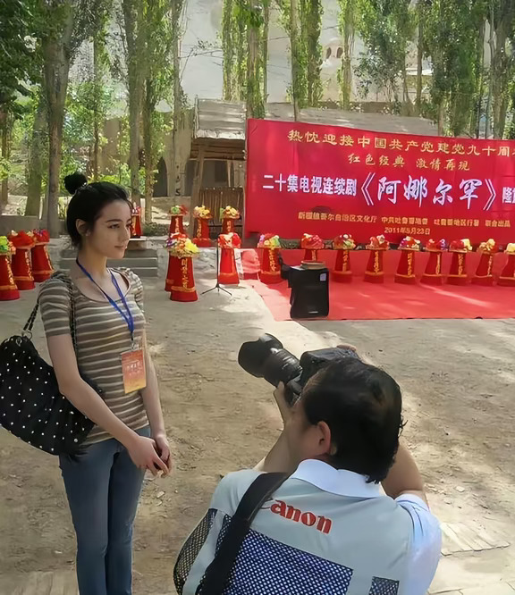 热巴：老师，咱真的要这么拍吗
老师：相信我，包出片的[得意R]
#迪丽热巴#拍摄现场#分享#搞笑#明星 #摄影