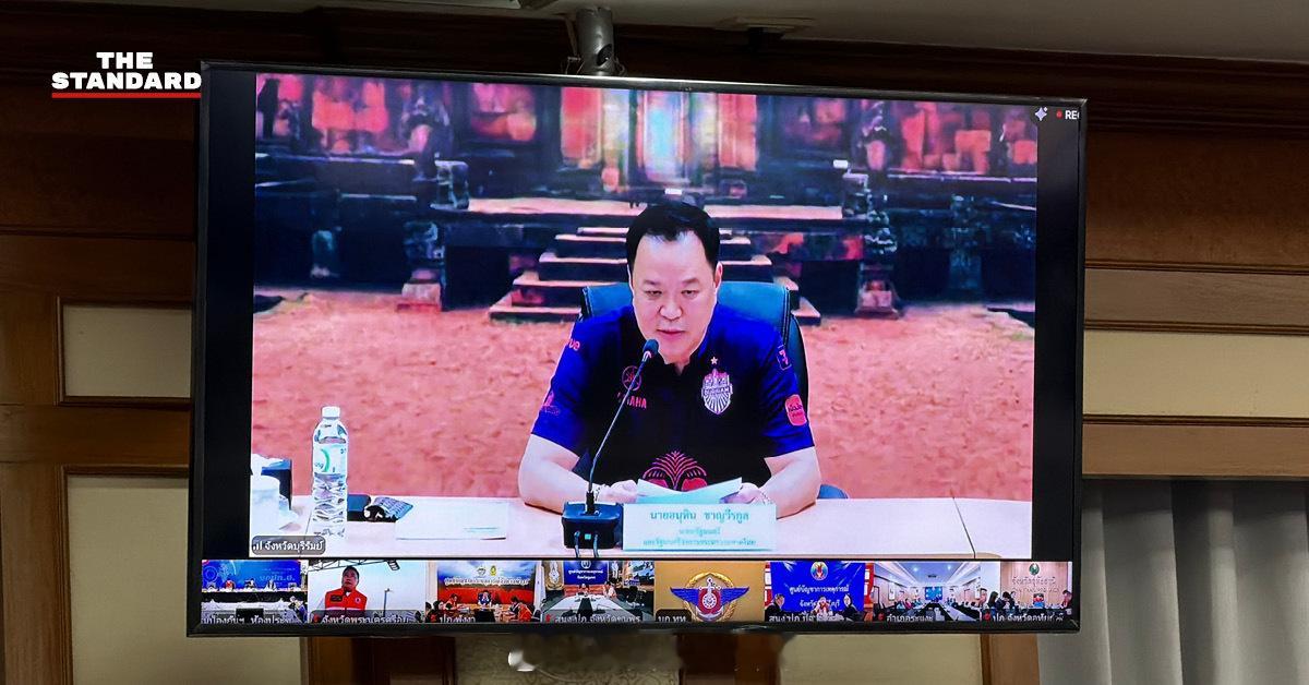 #泰国星暹新闻# 【严防新一轮洪峰！阿努廷下达4大紧急指令】

面对新一轮强降雨洪灾风险持续逼近，总理兼内政部长阿努廷于10月4日主持召开国家防灾减灾厅紧急会议，全面复盘当前全国灾情、研判10月4日至7日最新降雨预报，并通过视频会议向全国各府同步部署防汛救灾工作。虽然现阶段全国整体灾情逐步好 ​