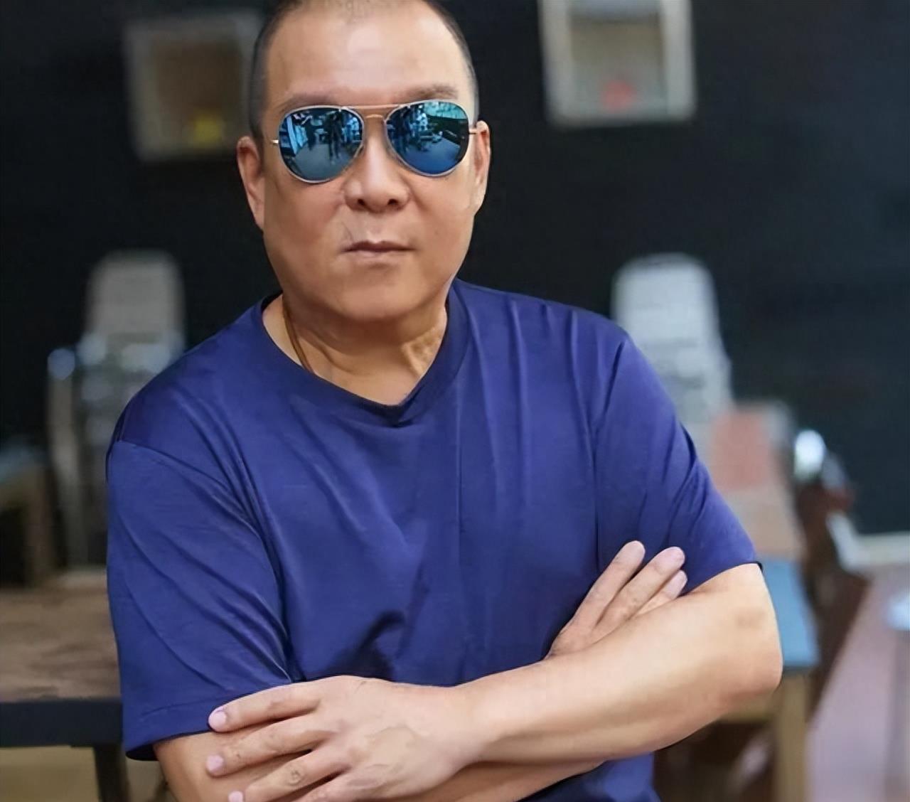 知名外籍武打演员何麦因突发心脏病在香港去世，享年64岁；系刘家良入室弟子，也是黄飞鸿第五代传人。
 
何麦本名Mark Houghton，原籍英国，少年时期被功夫电影深深吸引，心里一直向往学习中国武术。1987年他独自动身来到香港，主动登门拜访刘家良，现场展示功夫之后，得到对方认可，在拍摄《醉拳2》