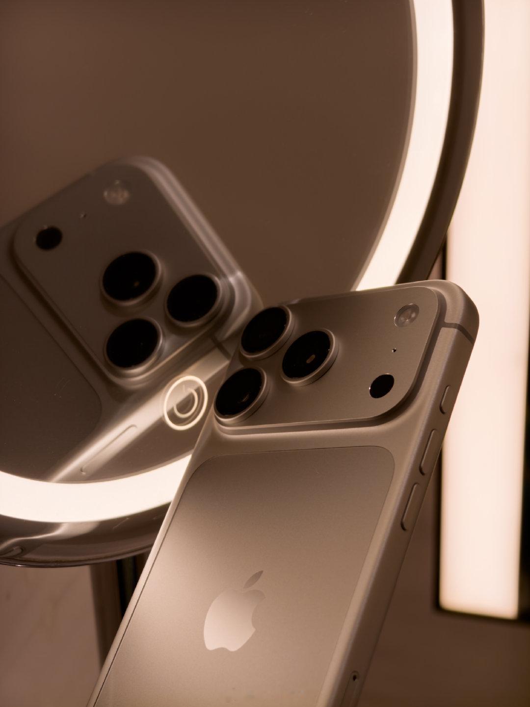 #iPhone18系列第一批受害者来了# 每年这个时候都有一批这样的话题出现[允悲]
硬件的话我自己从没遇到过什么奇怪的问题，至于软件发热，请等待索引建立完成之后（大概三天的样子）再观察。就我来说，iPhone 18 Pro 是没出现过热之类的问题🙋
[期待] 今天突然把手上的银色也看顺眼了，蛮有质感的[馋嘴] ​