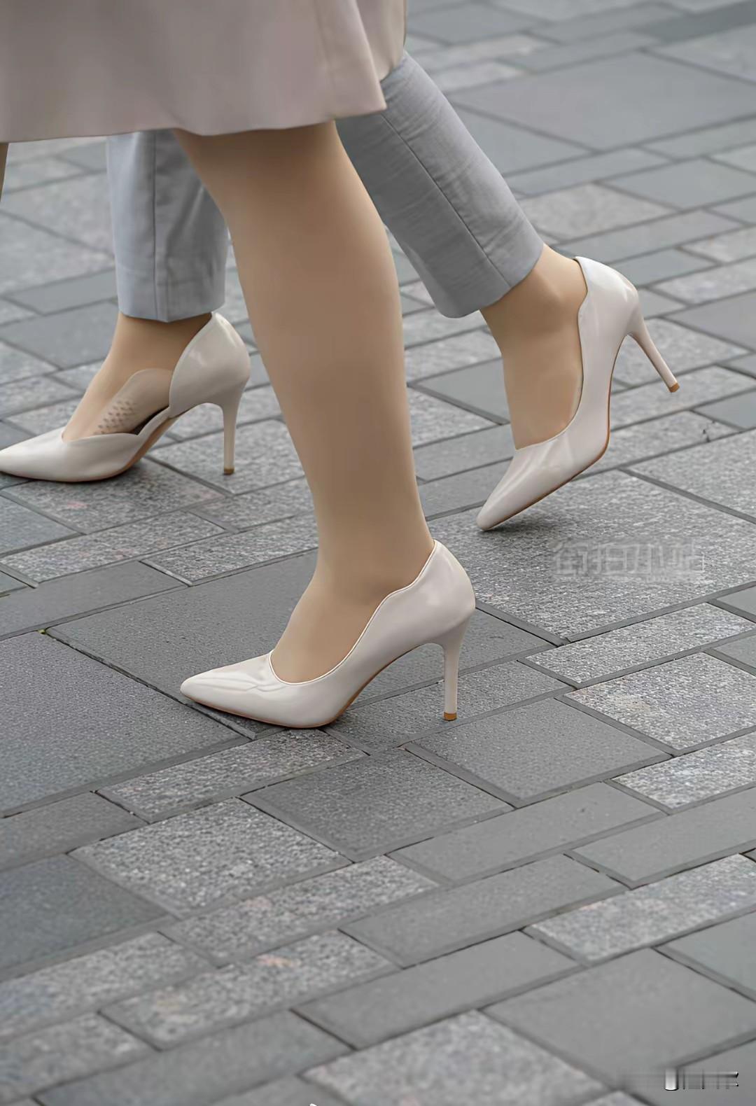 街拍美女真是一件超有意思的事儿。就像在石家庄奥特莱斯，有一组时尚街拍美...