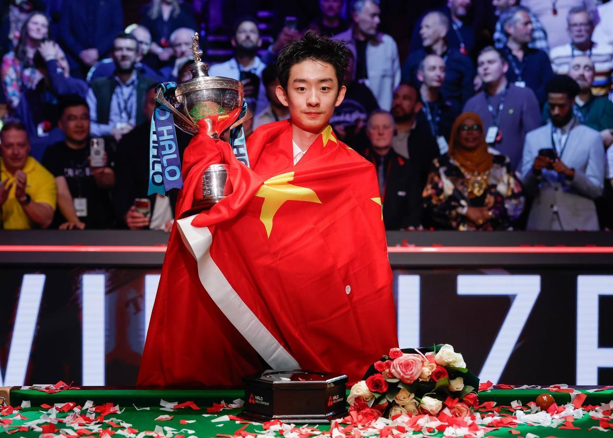 2026斯诺克英国公开赛激战正酣，短局制冷门满天飞！丁俊晖连赢两场4‑0零封对手强势回勇，庞俊旭4‑1爆冷击败罗伯逊。吴宜泽、肖国栋遗憾止步64强，赵心童轰破百拿下延期资格赛。多位世界前十名将翻车，中国七位选手闯入32强，后续继续向更高轮次发起冲击。