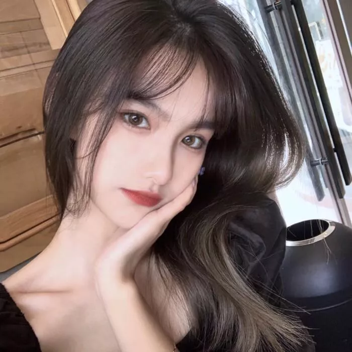 优雅黑裙美女，温柔的微笑，时尚又迷人。