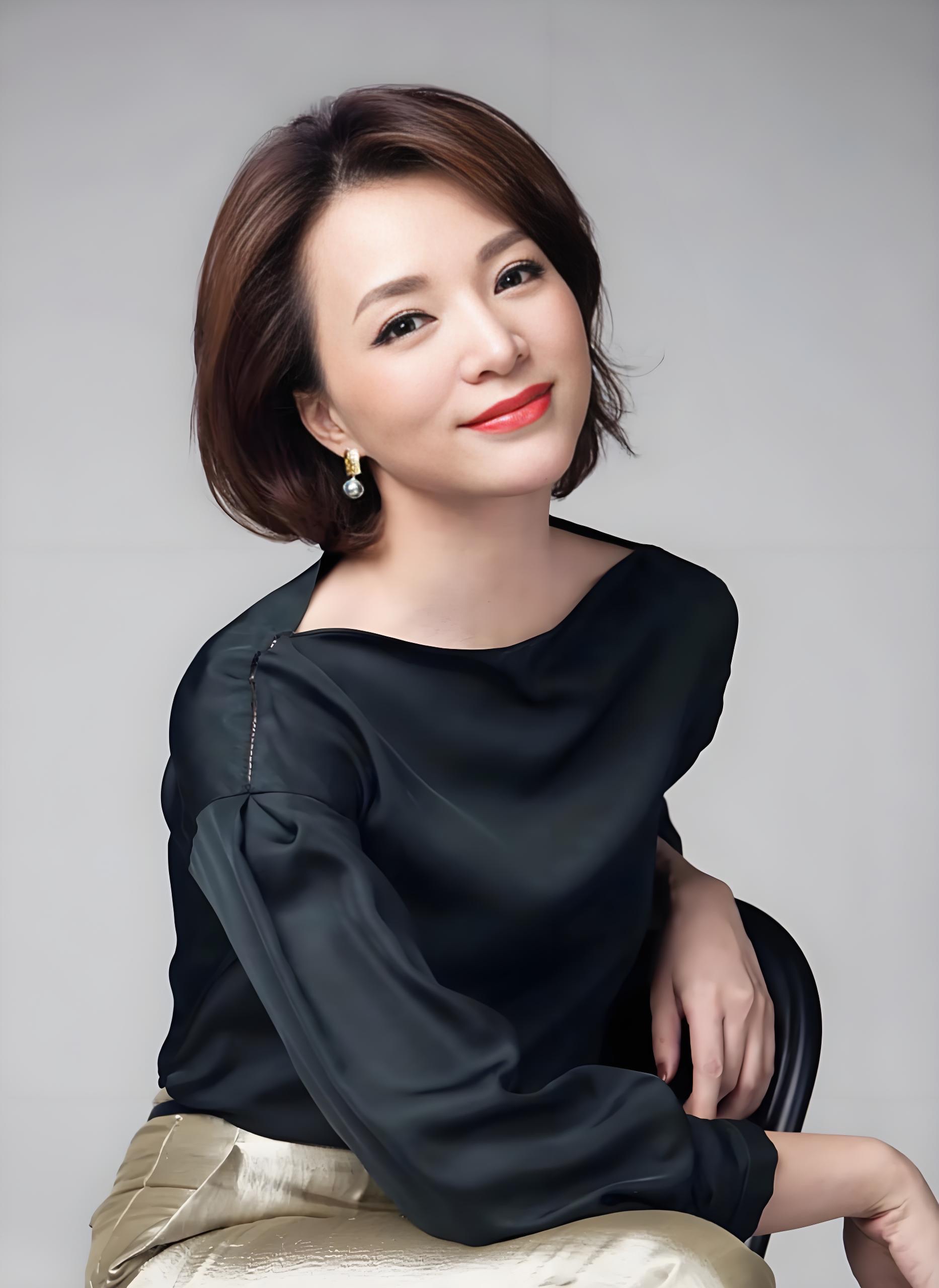 女主持人董女士听着很扎心的一段话：“结婚前，以为婆家是归宿，娘家是港湾；受委屈后
