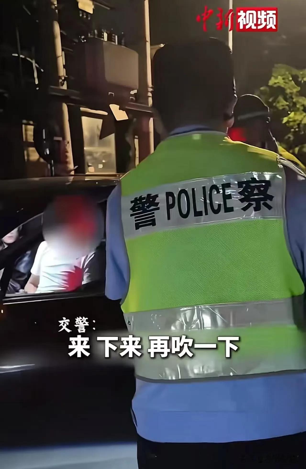 “我害怕！能不能叫我爸去！我爸就在车上……”

这句话从一个18岁男孩嘴里喊出来，交警当场就愣住了。不是被吓到，是被气笑了。

事情是这样的：男孩刚满18岁，生日当天，无证、酒驾，被交警拦下。一听说要拘留，他当场崩溃大哭，嘴里喊着“我害怕”，然后说出了那句让全网都炸了的话——“我爸就在车上！”

对