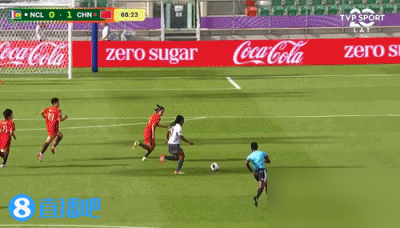 U20女足5比0大胜，两个点球居然全被VAR吹没了？
昨天波兰的U20世界杯小组赛，踢到第51分钟，对方禁区疑似手球，裁判当场判了点球，回看VAR说手臂贴紧身体，直接撤了判罚。
到第77分钟，黄嘉欣禁区倒地，裁判又判了点球，再调VAR复核，又给取消了。
换别的队说不定心态早就崩了，咱姑娘完全不