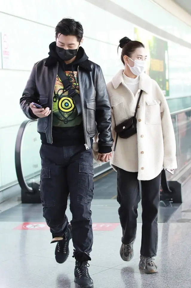 何超莲和窦骁现在也只能剩商业上的往来了，两人合体的代言不少，需要同台时就配合一下，私下再也没秀过恩爱，微博也没互动，往年窦骁都会卡点给何超莲庆生，现在也没有了，依何超莲的条件，上嫁很难，豪门公子哥不会娶，下嫁她又不愿意，和窦骁其实蛮配的，只是窦骁觉醒了，不想再依靠何家资源，只一心一意拍戏，没那么多时
