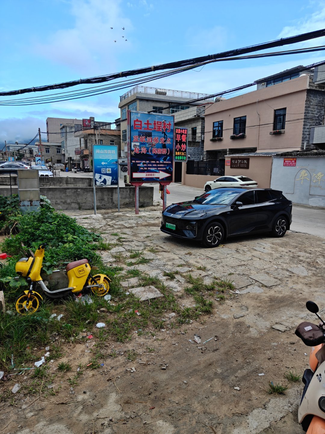 又是一年中秋，驾驶我的深蓝S07踏上回乡团圆路。一路秋景相伴，整车静谧性很好，家人坐在车内闲谈十分惬意。长途出行，智能辅助驾驶大大减轻了驾驶疲劳，不用时刻紧绷神经，轻松奔赴家的方向。
 
沿途找充电桩补能很方便，能耗表现稳定，没有里程焦虑。停车之后，一家人坐在车里赏月聊天，车厢变成我们 ​