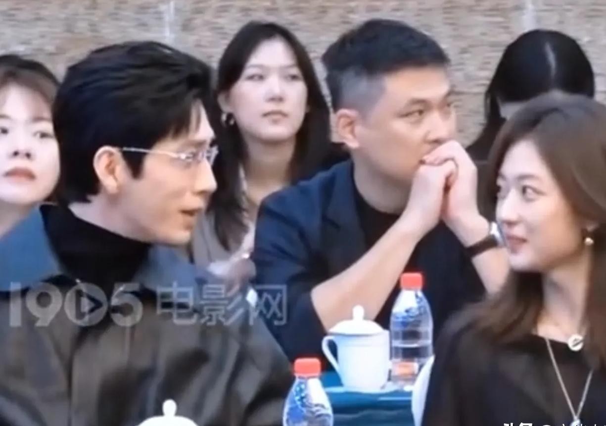 在各种营业全靠剧本和假笑的内娱，孙千和井柏然这场戏外互动，反而让人看得很舒服。
《早春晴朗》开研讨会，别的演员大多捧着厚厚几页打印好的发言稿照着念，孙千倒好，捏着几张修修改改的手写小纸条就上台了。
讲到一半直接脱稿，一点官腔都不打。
她当着全场人的面，提起了刚进组时的糗事：编剧头一回见面就直愣