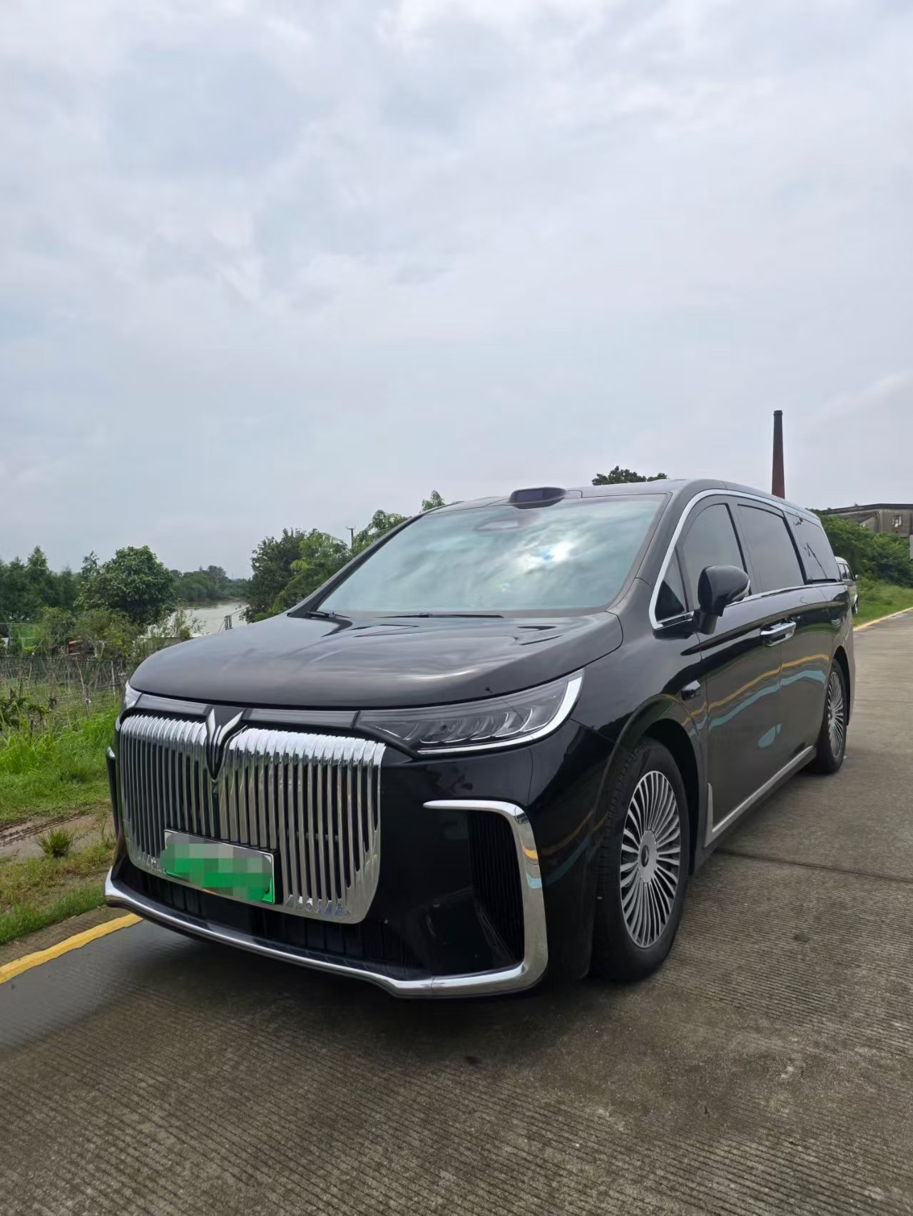 约上亲戚一家自驾出游，一行六七个人，还好开了岚图梦想家出门。三排宽敞布局，每一排都是独立座椅，不管坐前排、二排还是第三排，每个人都有足够腿部空间，长途坐着不会憋屈。

出发前一堆行李箱、露营装备全塞进后备箱，完全不用取舍东西。沿路中途停车休息，后排家人起身活动也很方便。多人长途出行，这车的空间和驾乘