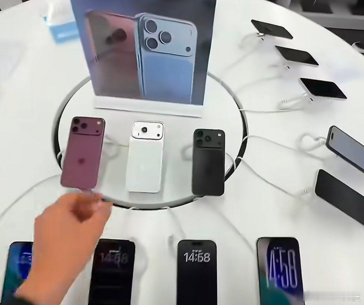 #iPhone18Pro 配色#
原来iPhone也会预热啊
虽然这个是机模
但颜色和外观总归是没跑了的
之前我还以为是发布了才会有手机 ​