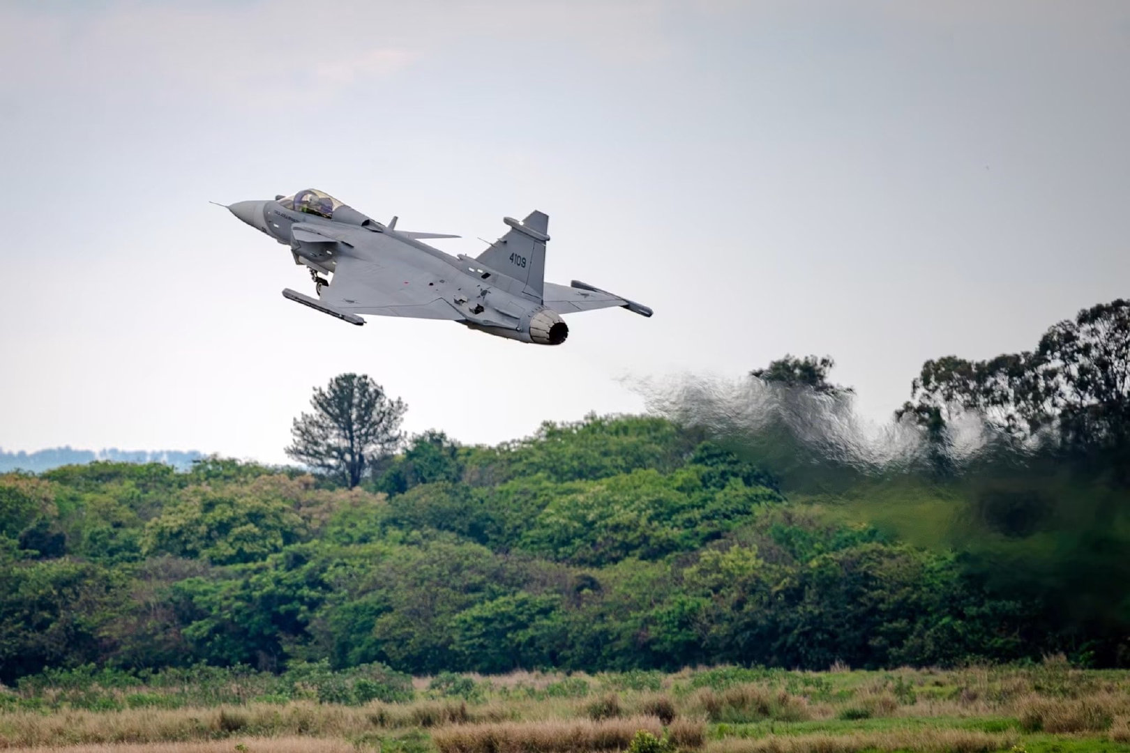 首架由巴西航空工业公司为巴西空军生产的Saab F-39E“鹰狮”战斗机完成首飞。#烽火问鼎计划# ​