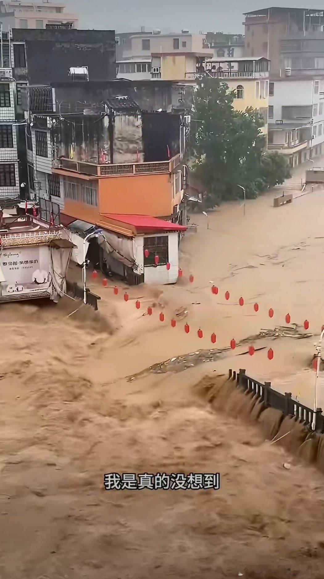 #福建莆田持续强降雨#bs

受沙德尔残余环流影响，莆田遭遇极端持续强降雨，多地打破历史降雨纪录，全市启动Ⅰ级防汛响应，执行三停一休。出现堤坝漫堤、山体滑坡、城区内涝，大量群众转移安置，救援力量昼夜奋战，仍要严防山洪地质灾害 。 ​