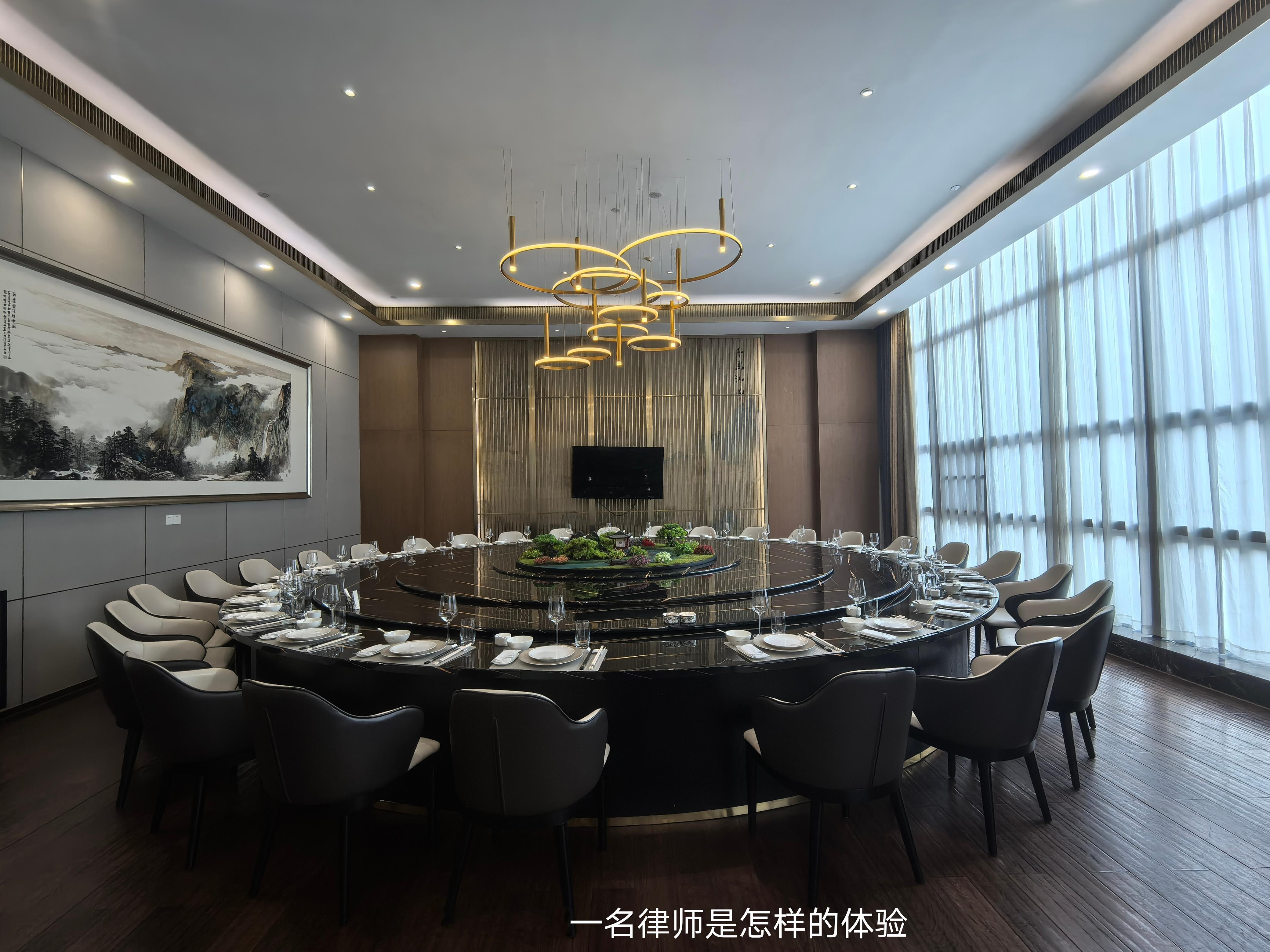 上周五晚上我们律所一起聚餐，一共大概来了三十人。在整个过程中大家还是小酌了两杯，需要说明的是我们律所没有“酒桌文化”，大家想喝就喝、不想喝就不喝，想喝多少喝多少、从来不劝酒，也不存在“不喝酒就是不尊重人、不喝酒就是不给面子”的说法。 ​​​