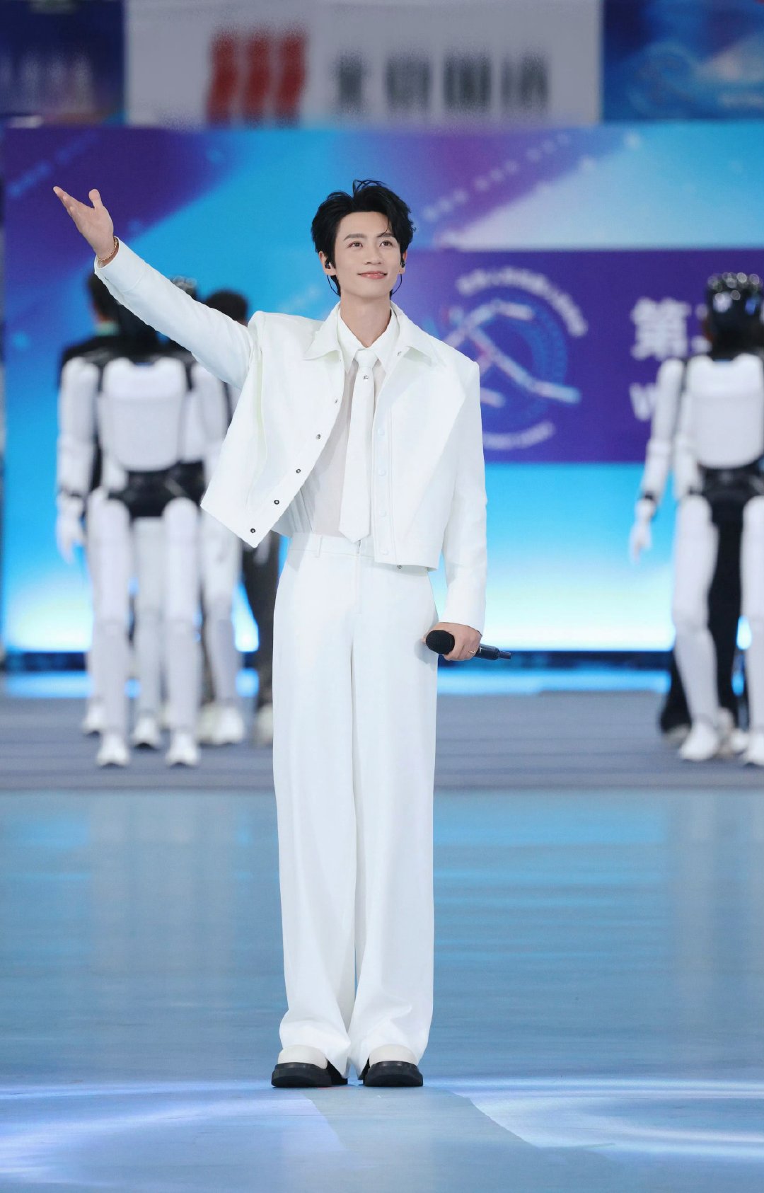 晨子哥好直好长的腿 大长腿步伐好大​