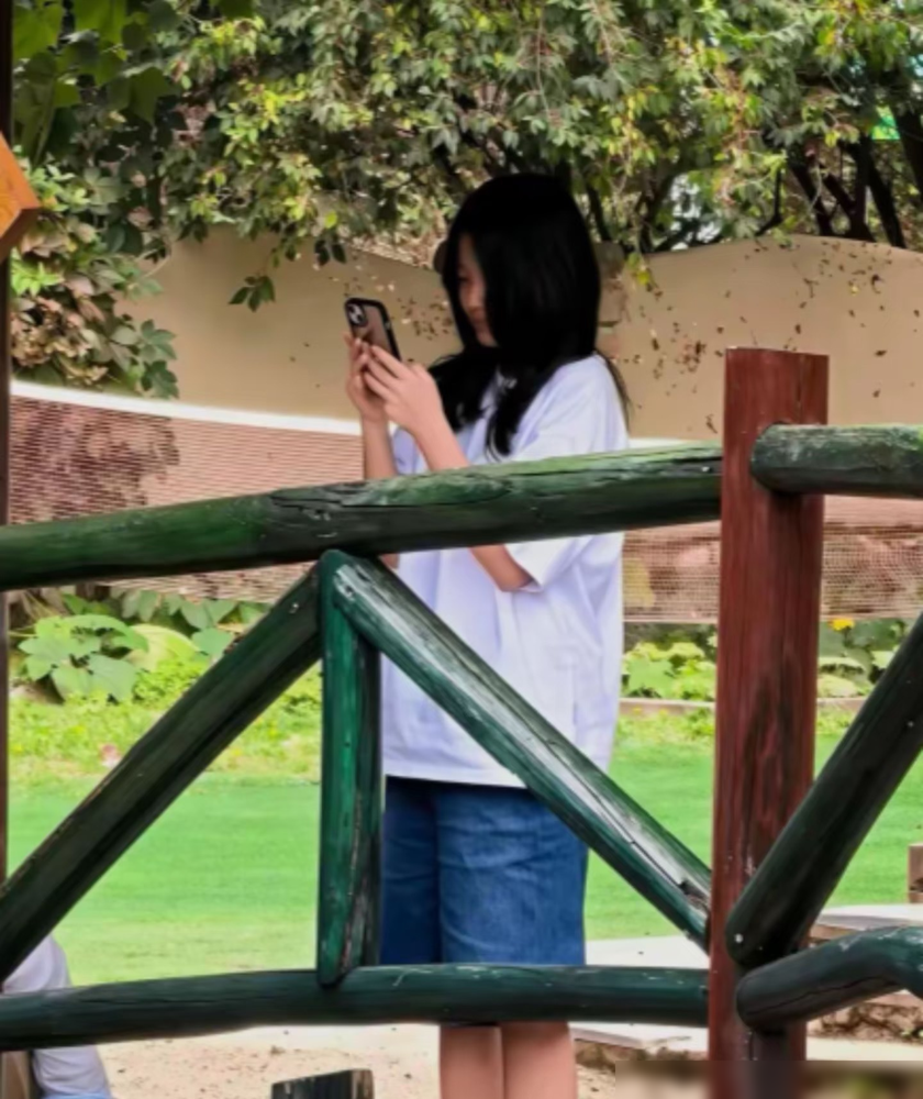 同样都是星二代，怎么画风差这么多，小玥儿被拍到就一件白T扎马尾，素得跟隔壁班女同学似的，小S家那俩姑娘，低胸、短裙、大浓妆，往那一站跟急着出道似的。
有人翻出对比图，小玥儿万年不变的基础款，清汤挂面，被夸终于有个像学生的样。许家女儿们呢，杂志硬照一套接一套，姿势老练，眼神里都是老娘很贵，网友直接说