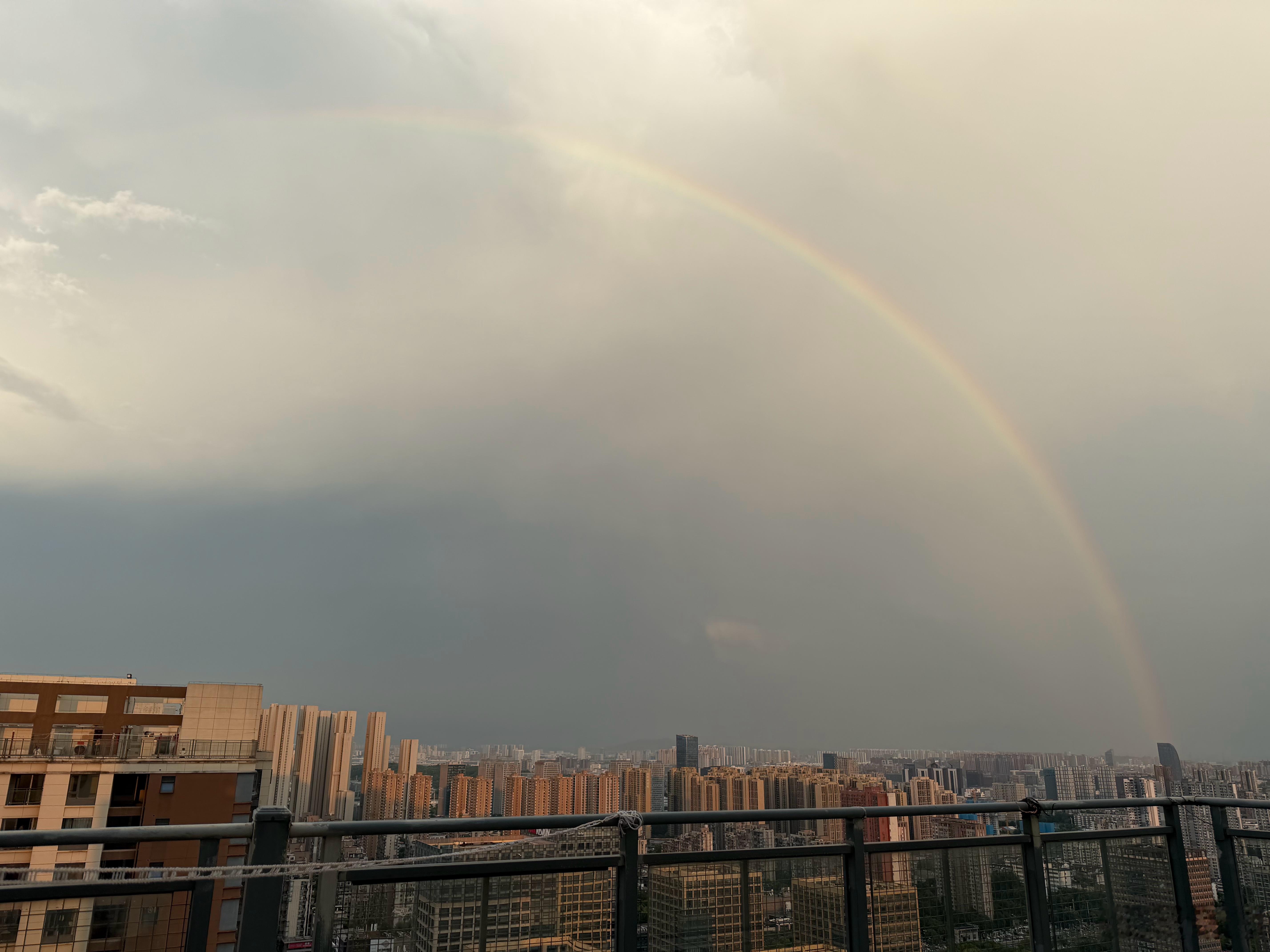 下午5点多的时候，狂风暴雨，电闪雷鸣，很快就见到彩虹🌈啦 ​​​