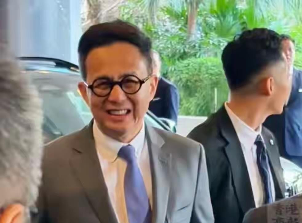 刚满二十二岁那年，梁洛施就已经替李泽楷生下了三个儿子。抚养信托安排得滴水不漏，但那张能让她名正言顺进门的结婚纸，从头到尾都没露过面。她后来彻底想通了，自己想要的是一个踏踏实实的家，既然对方压根没有结婚的念头，那就果断止损。十九岁跟他在一起，三年抱仨，撤退时只留下一张干脆利落的简短声明，没吵没闹，体面