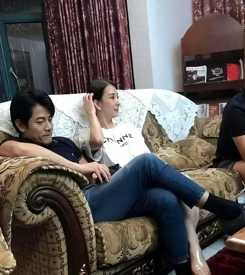 郭富城在家那张沙发照，谁看了都得愣一下。天王瘫得四仰八叉，方媛就在旁边坐着，俩人一句话没有，反而比台上还松弛。

那天下午，郭富城刚从红馆彩排回来，连衣服都没换，直接把自己扔进沙发里。方媛在边上剥橘子，剥完了也不递给他，自己一瓣一瓣往嘴里送。客厅安静得只剩电视里重播的赛马声，他半睁着眼看屏幕，其实啥
