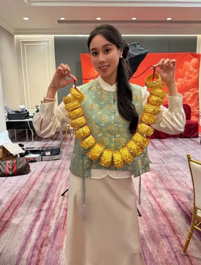 何超欣晒哥哥何猷君答谢宴合照，全家齐聚氛围感拉满！
多张家族大合影是本次放出内容的重点，不同场次穿搭风格不一样，既有传统中式裙褂造型，也有简约大气的白色婚纱礼服。
现场花艺布景华丽，何超欣不仅出席宴会，还作为主持人登台，造型大方亮眼。不少网友的关注点落在奚梦瑶身上，挂满全身的金饰十 ​