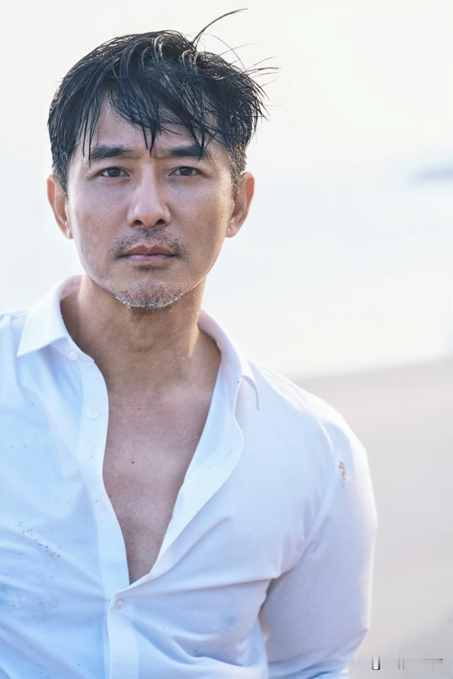 “是你牙齿不好吧，大叔”，从此他就成了大家口里的益达大叔。
郭晓东海边写真