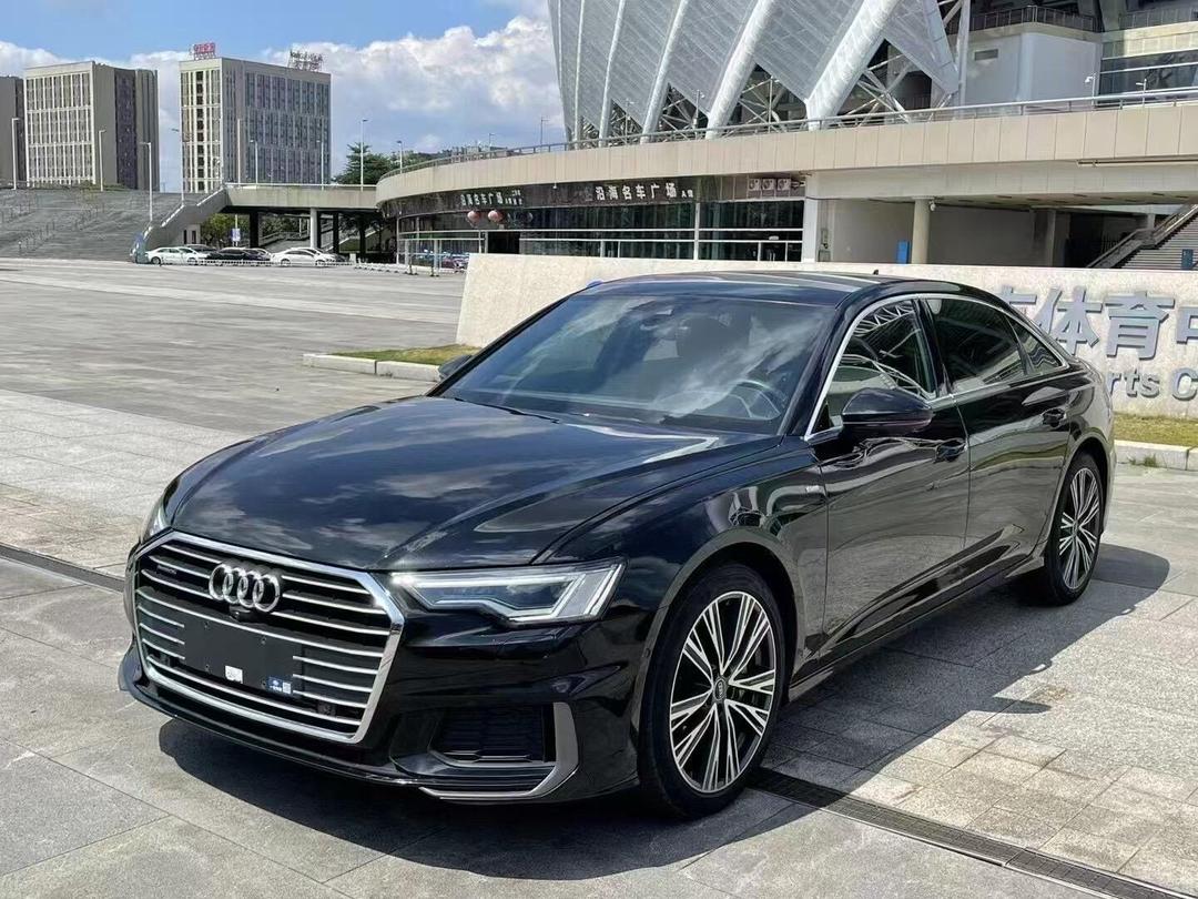 二手奥迪 A6L，国内行政豪华轿车标杆，主打均衡稳重，在二手市场保有量巨大，性价比突出，是很多人商务家用兼顾的选择，但不同世代车型差异巨大，买车不能一概而论，一定要擦亮眼睛、仔细辨别。
核心亮点在于行驶质感与行政属性。底盘调校偏向舒适沉稳，高速稳定性优秀，车内静谧性表现优秀。车身风格低调商务，接待场
