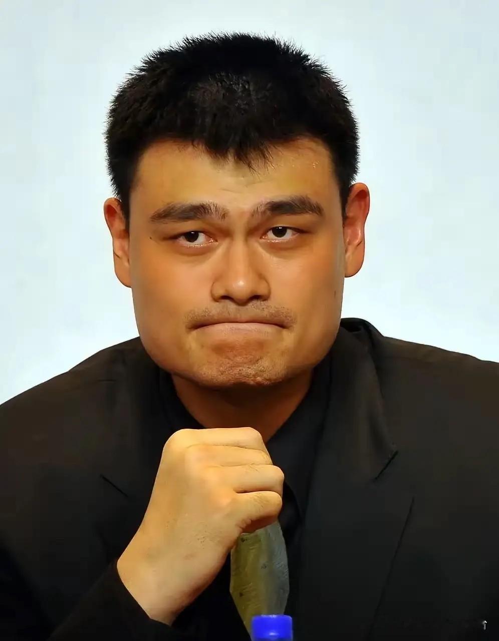看完中国男篮的惨败后，我突然想起了姚明在三年前说过的话，没想到全部应验了。

2023年杭州亚运会打完，中国男篮拿了块铜牌，当时网上也是一片骂声，舆论风波并不比这场惨败小。当时姚明在赛后说了几句话，他说世界篮球几乎是“冷兵器”到“热兵器”的转变，如果对此没有认识，还会被拖到后面。

三年前那场发布会