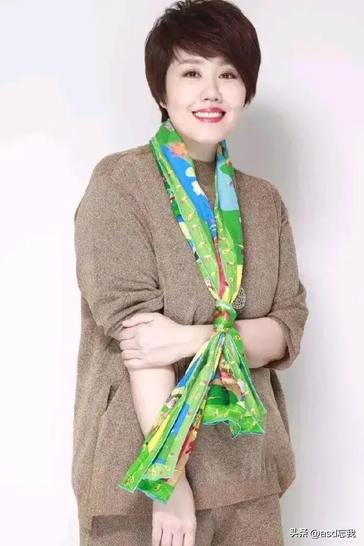 央视春晚“铁打的女导演”：于蕾第5次挂帅，2027羊年晚会要办成啥样？
10月25日，总台CMG观察披露：于蕾出任2027丁未羊年央视春晚总导演。从2023兔年到2026马年，她已连续四届挑大梁，这次是第五年扛鼎这台全民晚会，消息经北青报向知情人士核实准确。

于蕾是《国家宝藏》制片人、总导演，也是