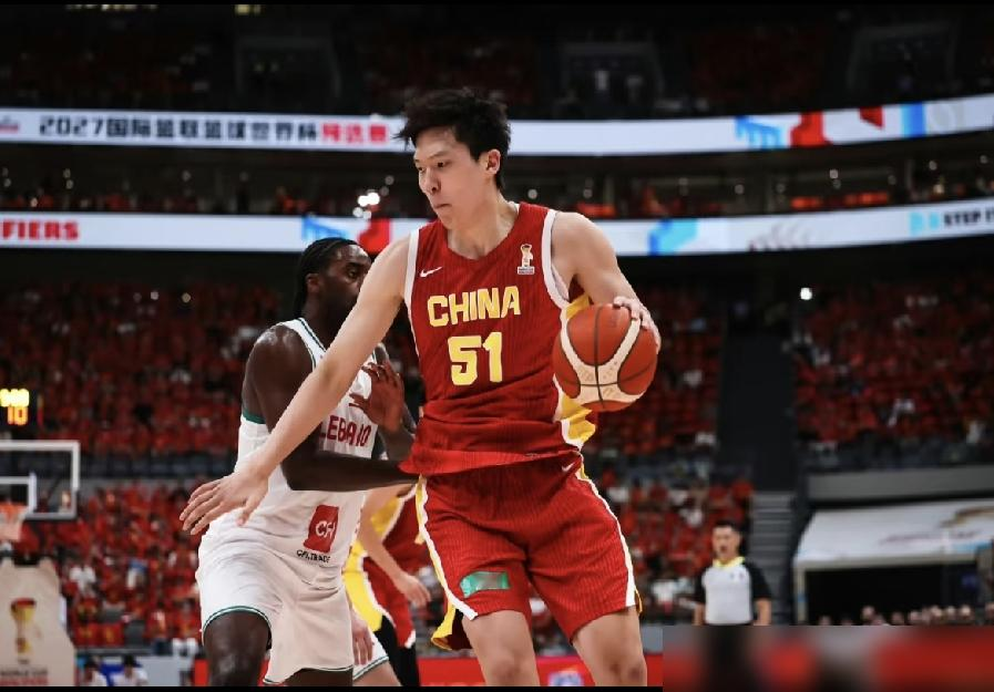 中国男篮89比87险胜黎巴嫩，郭士强扭头就提归化：没归化才输球。
杨瀚森19分9板，9投8中，正负值+13，内线牵制全场。全队内线52分，篮板42比38，赢在禁区。
但16次失误太扎眼，赵继伟5助攻3抢断，廖三宁18分，年轻人打关键球还是手抖。郭士强说主动换代，00后顶核心。
问题是2026年
