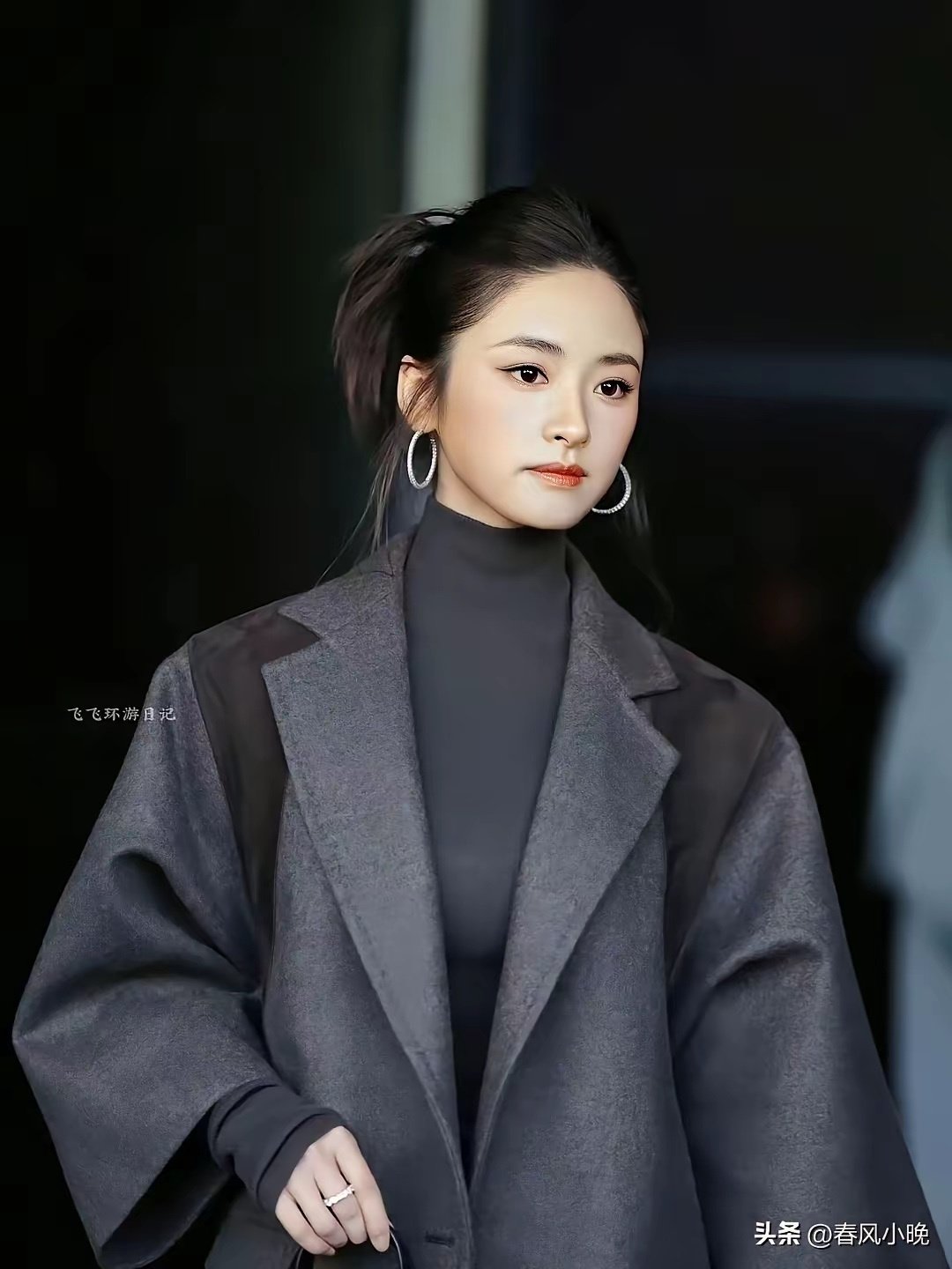 沈月确实美的让人眼前一亮。
不化妆的时候就是邻家小妹妹，化了妆就是浓艳系的大美女，漂亮的皮相和骨相，美的夺人眼目。 ​