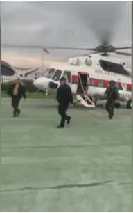 罕見! 俄媒稱盧卡申科穿作戰背心、手握步槍乘直升機返回明斯克官邸-圖4