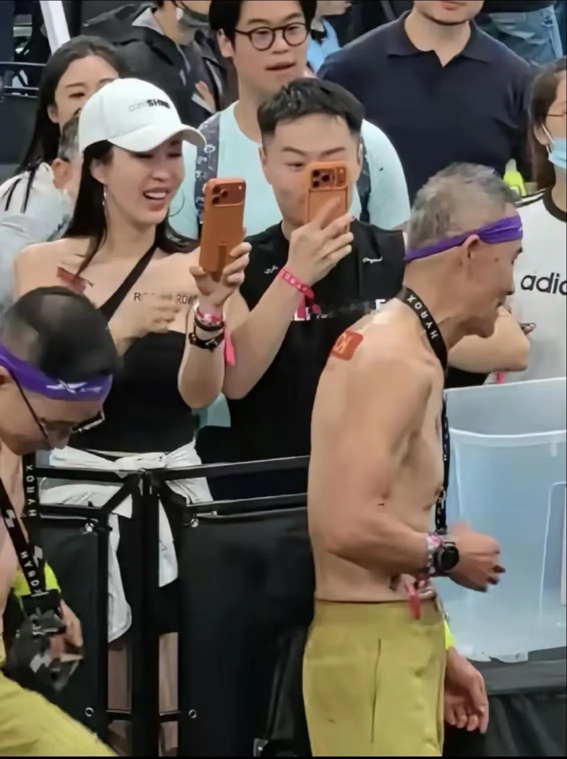 田朴珺亲自现身，

破解与王石离婚的传闻。

最近，王石在北京参加hyrox的比赛，妻子田朴珺惊喜现身。

在王石比赛过程中，田朴珺不仅与王石击掌，还多次拿起手机拍摄王石，她穿着抹胸上衣，戴着帽子，披着长发，笑容满面地看着手机屏幕。

她的到来，也让王石特别开心，毕竟妻子到场，是最大的鼓励和支持。
