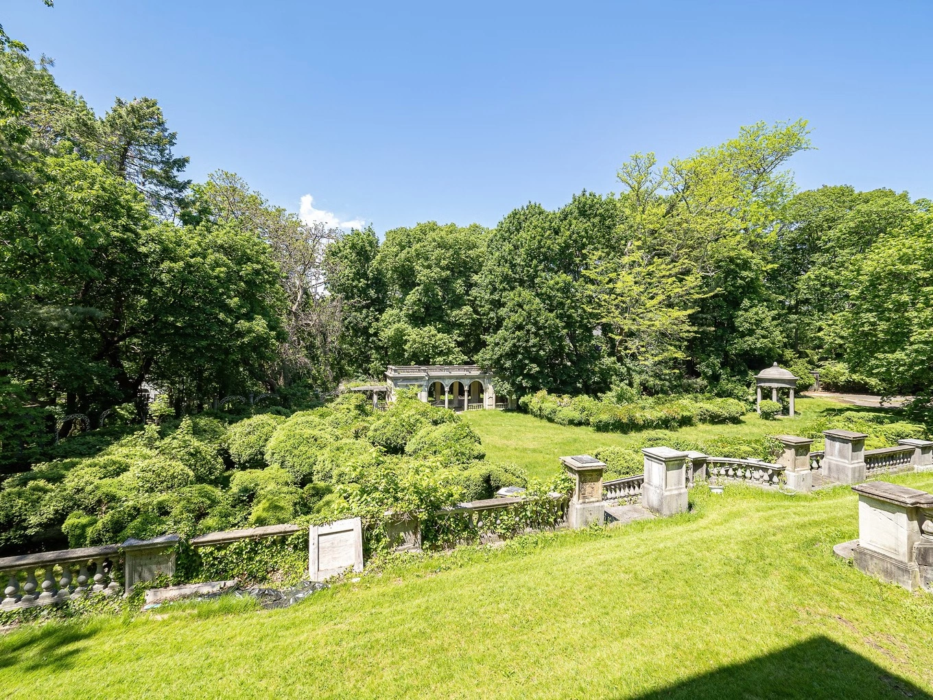 有着100多年历史的泰勒·斯威夫特·温菲尔德音乐厅（Taylor SwiftWinfield Hall）也是百年豪宅。