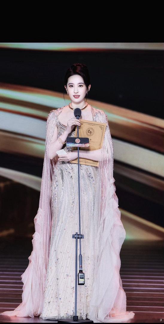#刘亦菲曾被裁掉过#
啊？ 黑子你们那时候有没有说裁掉刘亦菲很不礼貌 很尊重人呢  好像没有吧 我多出了一段你们辱骂刘亦菲记忆吗？ 怎么都被骂 还是裁掉吧 ​