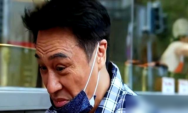 咬口兔头当场吐掉，喝口蹄花汤扭头就戴口罩，吴镇宇把网红餐厅的底裤扒了个干净。
专挑榜单第一的去，尝口泡菜皱紧眉头，鸡丝太咸直接撂筷子。老板辩解水煮鱼是现杀的，他眼皮都不抬当面拆穿：早上杀完冻进冰柜，肉都僵了，糊弄谁呢？
他甩下一句全是商业化，转头钻进居民楼破巷子，再三确认不是连锁才肯落座，这一口