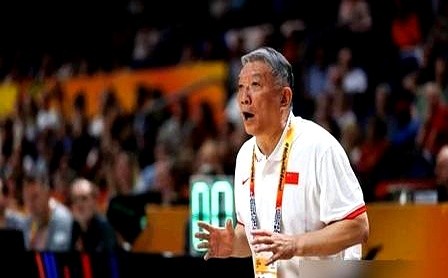 输给日本20分后，郭士强一句“全队很辛苦”，直接把官媒惹炸毛了。

新华社一点面子没留，直言中国篮球不需要辛苦叙事。《半月谈》更狠，一把撕下这块“苦劳遮羞布”，挑明了在竞技场上这套根本换不来尊重。

看看隔壁都在干嘛。日本球员扎堆往海外跑，韩国队甚至搞起了英语学习小组恶补国际战术理念。咱们呢？关起门