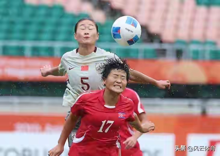 【无缘金牌，中国女足还争铜牌吗】

在名古屋亚运会女足半决赛中，中国女足遗憾地以0:2负于朝鲜女足，失去了争夺冠军的资格。

令人感到窝囊的是，中国女足的丢球并不是朝鲜运动员的杰作，而是中国女足队员姚伟的一记“世界波式”的乌龙球造成的。

在接下来的亚运会铜牌争夺战中，没机会争金牌的中国女足面临着两