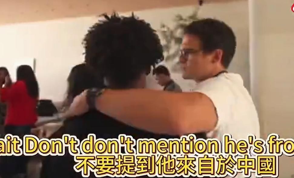 一个工作人员刚介绍完“阿信from China”，另一个工作人员立刻冲上来打断：别提这个。
这两句话之间隔了不到片刻。
一个说他是中国人，一个说不喜欢谈这个。同一场直播，同一个阿信，两个工作人员替他给出了完全相反的答案。
9月10日凌晨，苹果发布会后请了甲亢哥和阿信去总部参加活动。甲亢哥开着直播，现