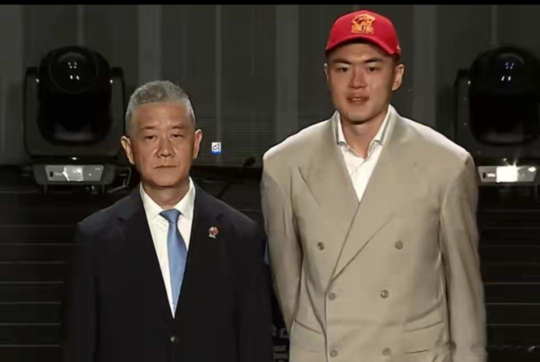 很多球迷或许还不知道，深圳男篮在选秀大会选中的单泽宇，正是男篮名宿单涛...