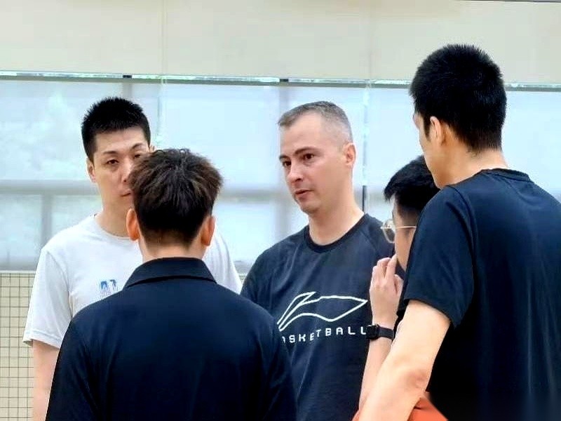 关辛最新放出的一段探营视频，把广东宏远球迷的胃口彻底吊起来了。画面一扫，场边站着一黑一白两个熟悉的身影。白衣服的是任骏威，黑衣服的，正是任骏飞。
这俩兄弟双双站进宏远教练组，立马成了全场焦点。大飞上赛季本来就在宏远当助教，大家见怪不怪。但二飞的出现，直接带出了一个大悬念。
要知道，二飞上赛季可是广东