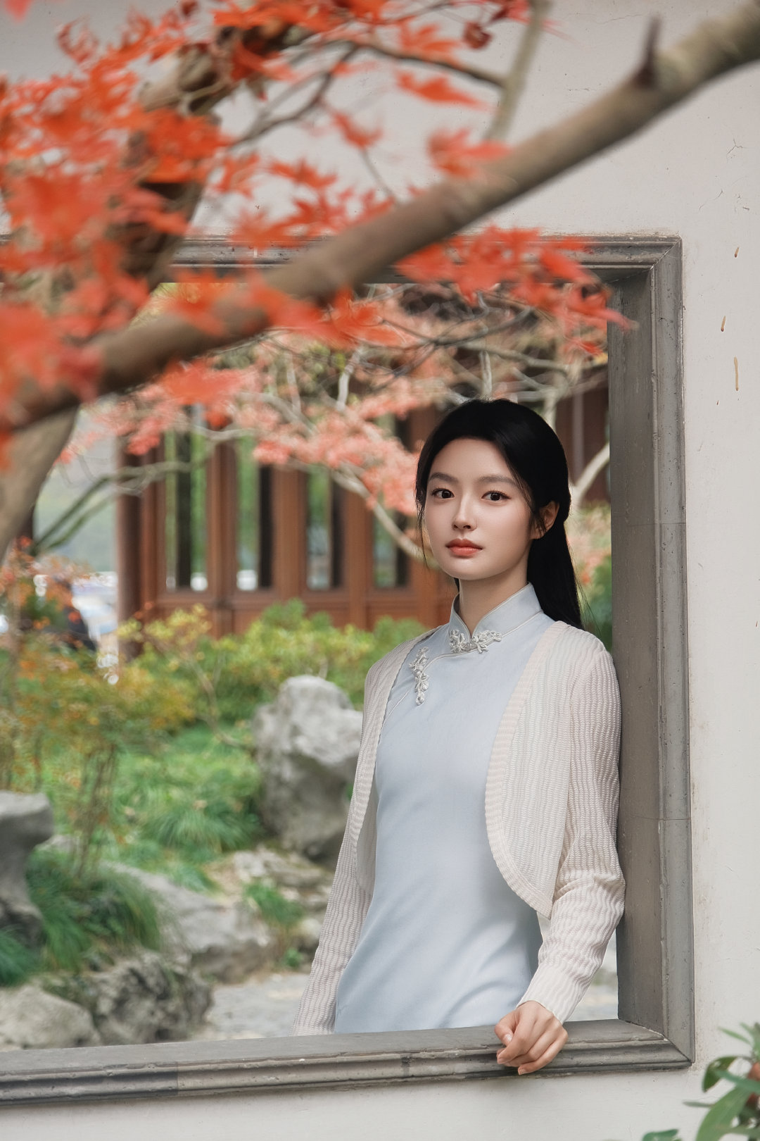 偷得半日闲，玉簟秋意浓，枫台的红叶正浓。
少奶奶在院子里信步，总觉得这温柔的秋色，像是那个年代寄来的一封浪漫情书💌

#徐若晗[超话]##玉簟秋##徐若晗叶平君##徐若晗玉簟秋# ​