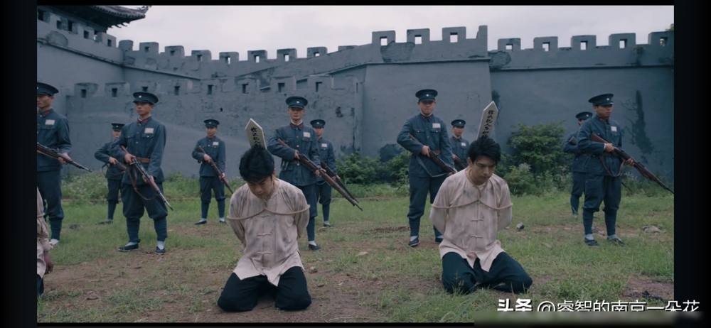 开局就是三个骗子同台飙戏，假吕如晦还没站稳，真吕如晦就进门了。
李现演的上官诚明，表面进钱家是为了布局，结果一抬头，看见八年前把自己家坑没了的江飞燕，正挽着别人胳膊敬酒。
这女的当年骗婚跑路，如今换个身份又来了，目标还是钱家。上官诚明没声张，傻亮在旁边打配合，俩人接着演。
最狠的是吕如晦。所有