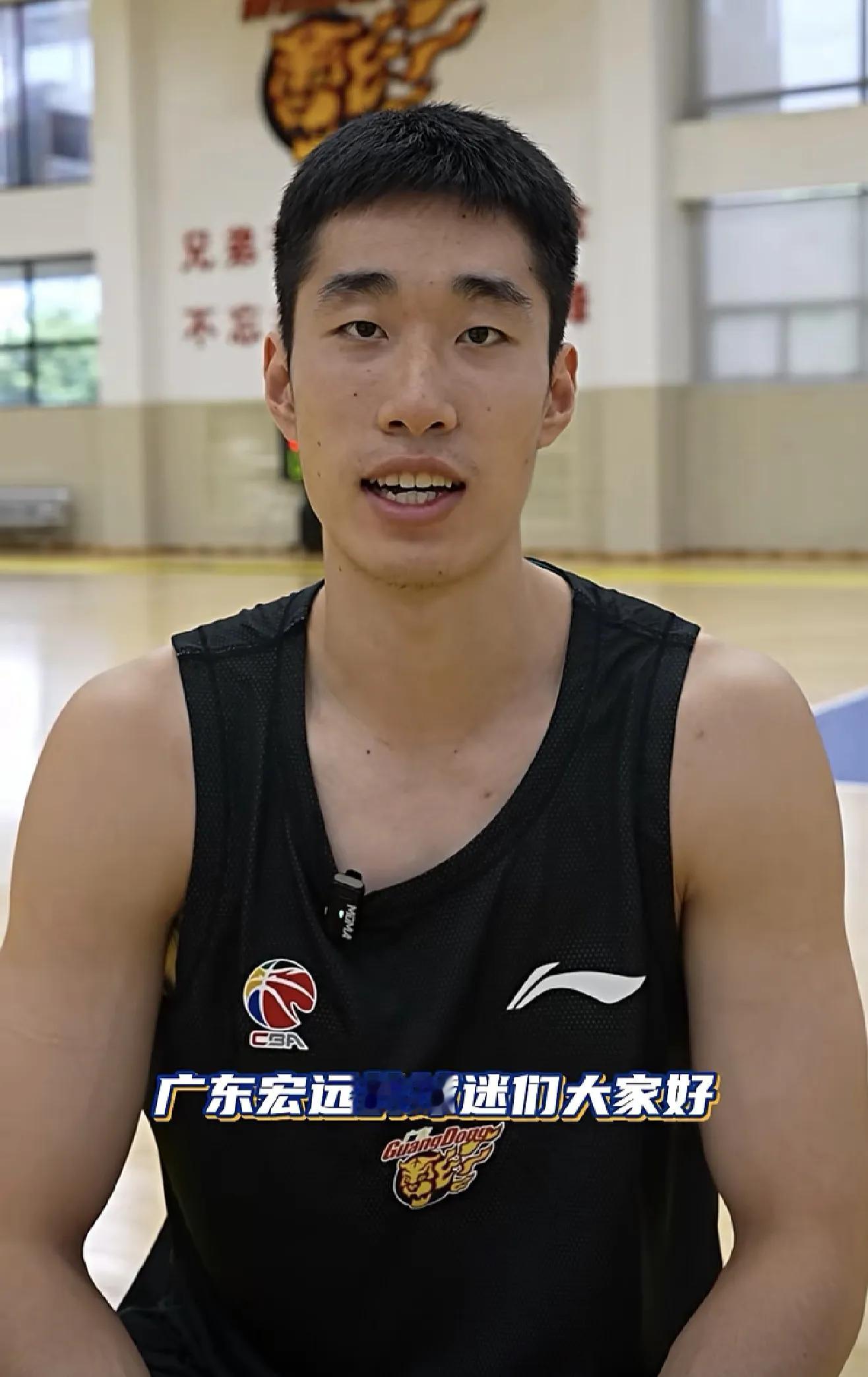 广东宏远迎来新赛季首个新人。

近日，广东宏远新赛季租借来的杨腾飞开始进行训练，新人新气象，新赛季广东宏远值得期待。

来自吉林长白山的杨腾飞，被广东宏远租借一年，顶替离开的杜润旺。随着杜锋教练的离开，新任洋教练的到位，广东宏远已经开启了新赛季准备，沉寂几年的广东宏远，能否给球迷带来新的激情，值得期