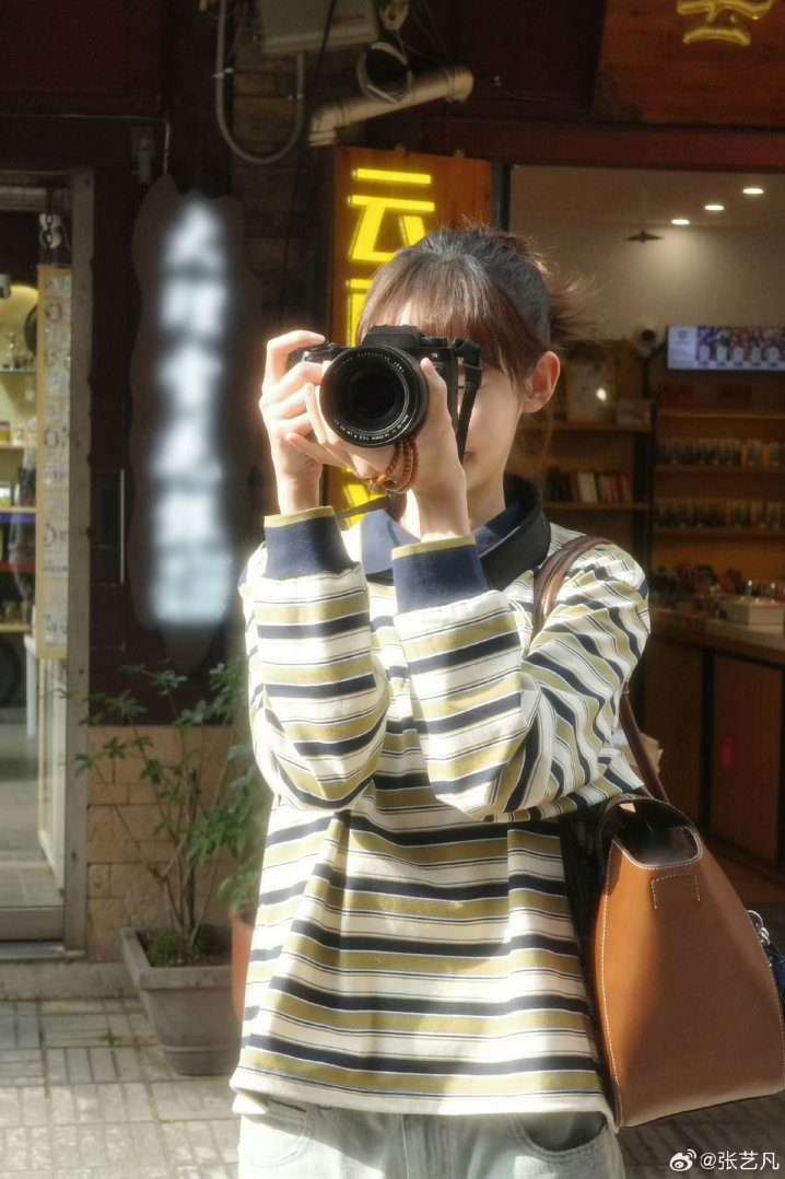 #张艺凡青春女大感# 丨#张艺凡青春少女感# 
日常随拍释出[求关注]条纹polo衫清爽简约，高马尾元气满满[送花花]校园女大氛围感扑面而来[憧憬]多发！爱看！ ​