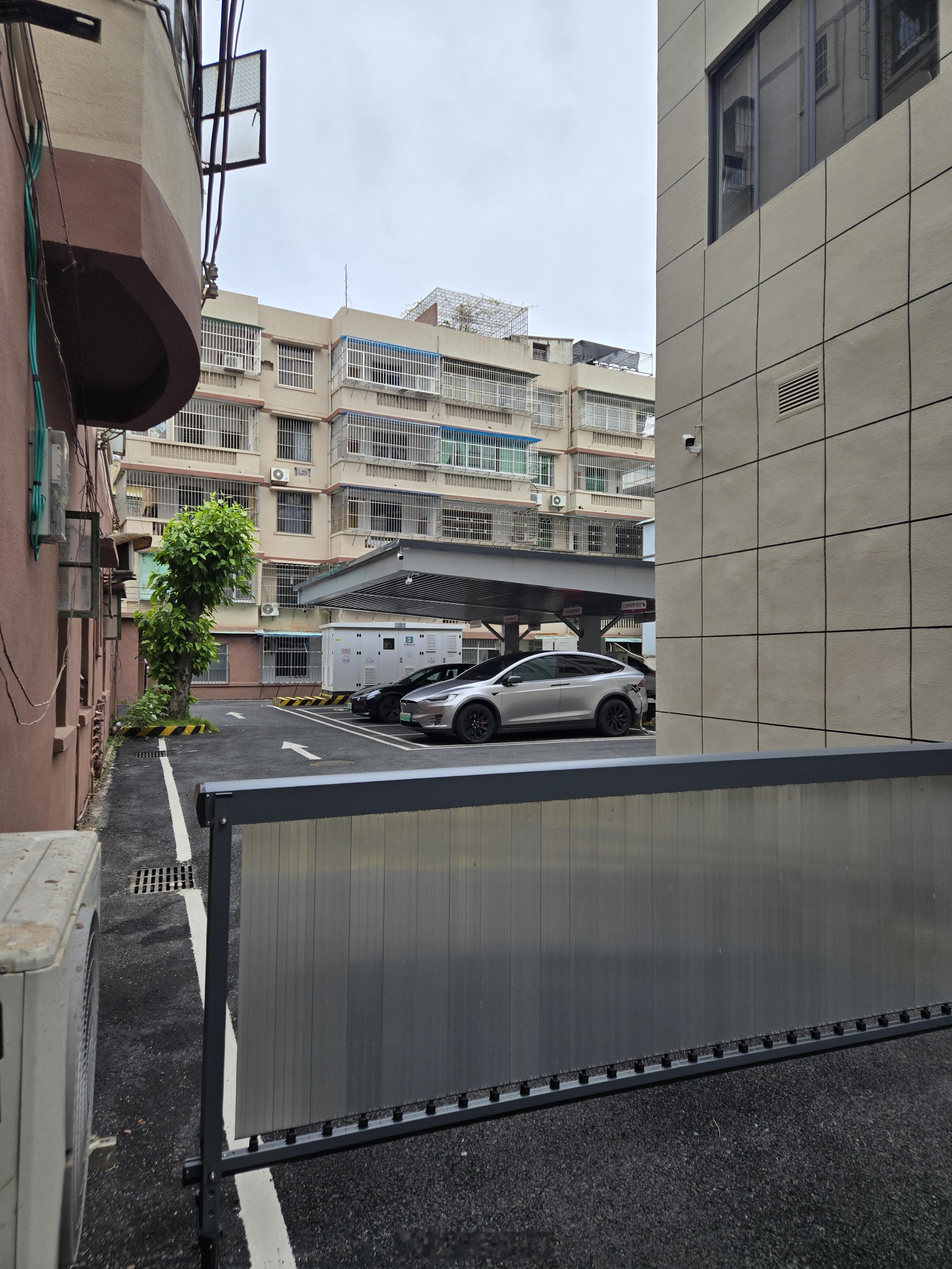 回到广东家里，家附近之前的一个 停车场新装了快充桩，新开了一个加电站，都在200米范围内。街边停着很多珠三角车牌的电车，看来很多返乡客还没离开，很高比例的中高端电车，小区也看到一个三代es8。看了一下广东这边是0：00~8:00最优惠，我把车开到这家新开的充电站加电，10个充电位，两部车在充电。电费4毛多。太方便了！