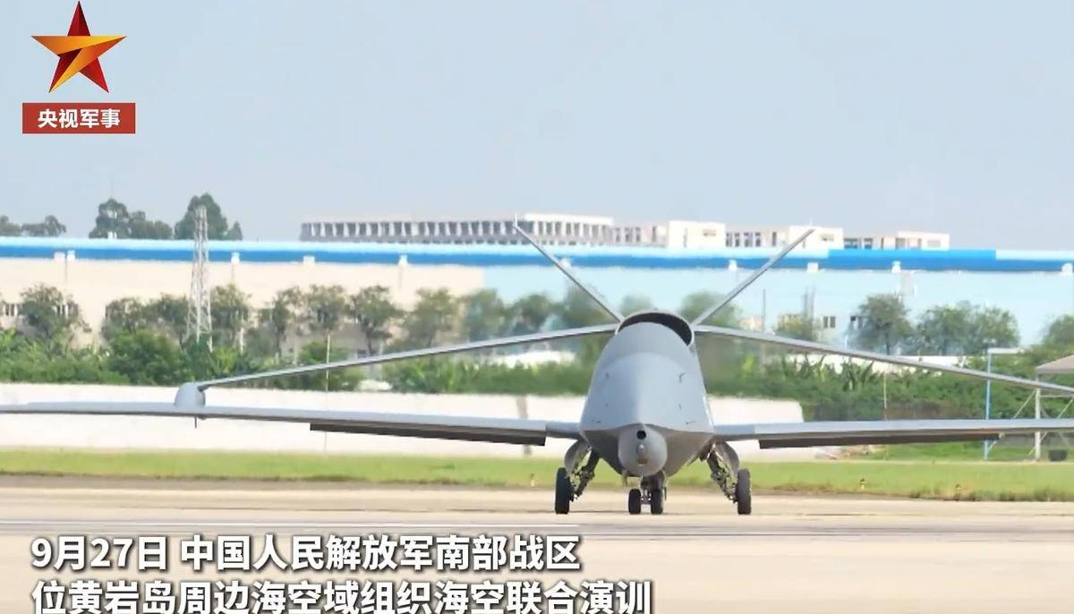 黄岩岛演训藏关键信号：无侦 - 7 首次入列作战体系，菲方碰瓷套路不灵了。

2026年9 月 27 日，中国人民解放军南部战区在黄岩岛周边海空域组织海空联合演训，重点检验海空协同与体系制胜能力。

在央视军事公开的画面中，有个细节被多数人忽略 —— 无侦 - 7 高空大型无人侦察机首次以参演身份纳