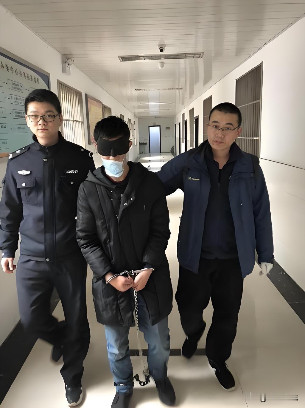 死刑复核会听取辩护律师的意见吗人到了死刑复核这步，怕的是律师的话递不上去。会听吗？会。只要辩护律师提出要求，最高法就应当听取意见，这是刑诉法写明的。我接触过的刑辩律师说，他们交手续、递辩护意见，法官可能约见，也可能电话沟通，书面材料会进卷。不是每句话都能扳动结果，但多一道专业较真，就少一点“错”