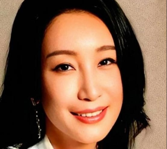 一句话差点把综艺现场聊死，郭麒麟直接扑通跪下：“妈，您可饶了我吧！”

秦海璐当着郭德纲的面，笑着逗郭麒麟：“我给你生个弟弟吧。”这话一出口，现场笑声都卡了一下，大家的眼睛齐刷刷看向老郭。

换别人可能愣住，郭麒麟反应特别快，顺势抱住她腿，语气又软又搞笑，直接把干妈这个身份接住了。

这一下，秦海璐