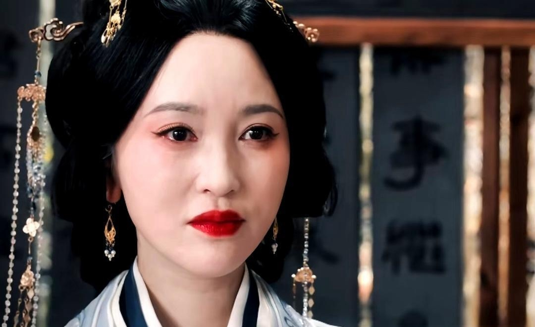 何润东演爸爸、陶昕然演太后，这些我还能接受。最让我惊掉下巴的，是金莎居然在《雀骨》里演了女主她妈。想当初她上节目还直说，因为“甜妹”人设，推了《玉骨遥》里演肖战妈妈的角色。可这次在《雀骨》，金莎表现忒好了。她把一个外表温柔、内心通透又能忍的母亲，演得特别到位。有场戏她跟女儿对视，20秒都没说话，眼神